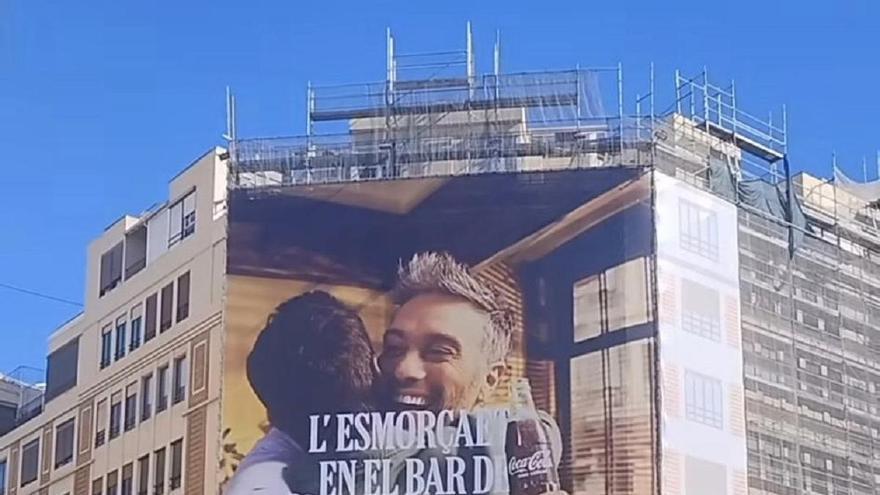 et': retiran la lona con un error gramatical en la Gran Via de València