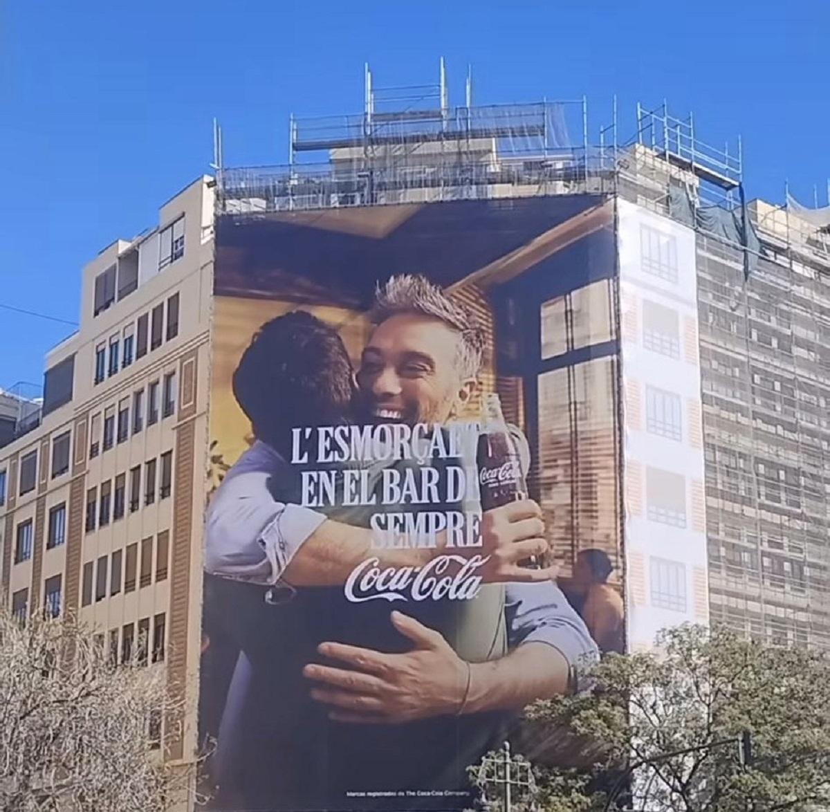 La lona publicitaria en la Gran Via de València escrita con una falta de ortografía.