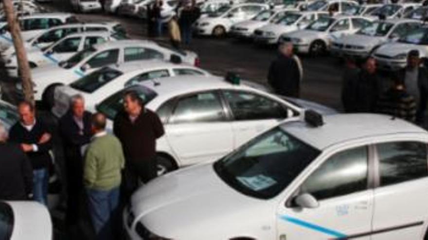 Los taxistas se concentraron durante dos horas.