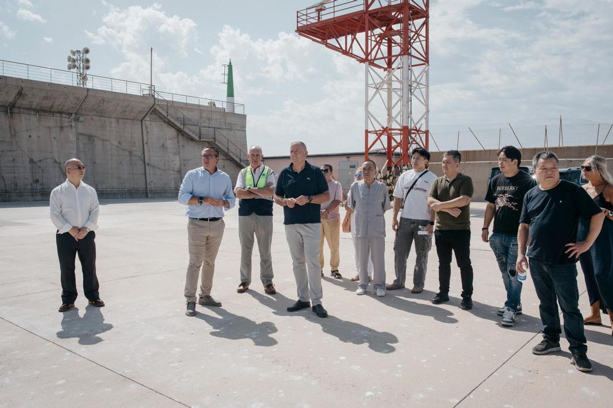 Los empresarios chinos en su visita a Port Castelló.