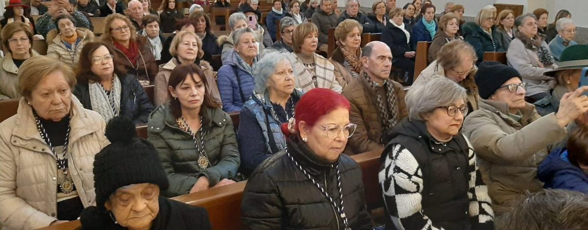 Asistentes al pregón  en la iglesia parroquial  de San Félix. | L. P.
