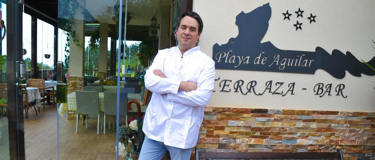 José Rogelio Rodríguez a la entrada del bar y restaurante de su hotel, en Muros de Nalón.