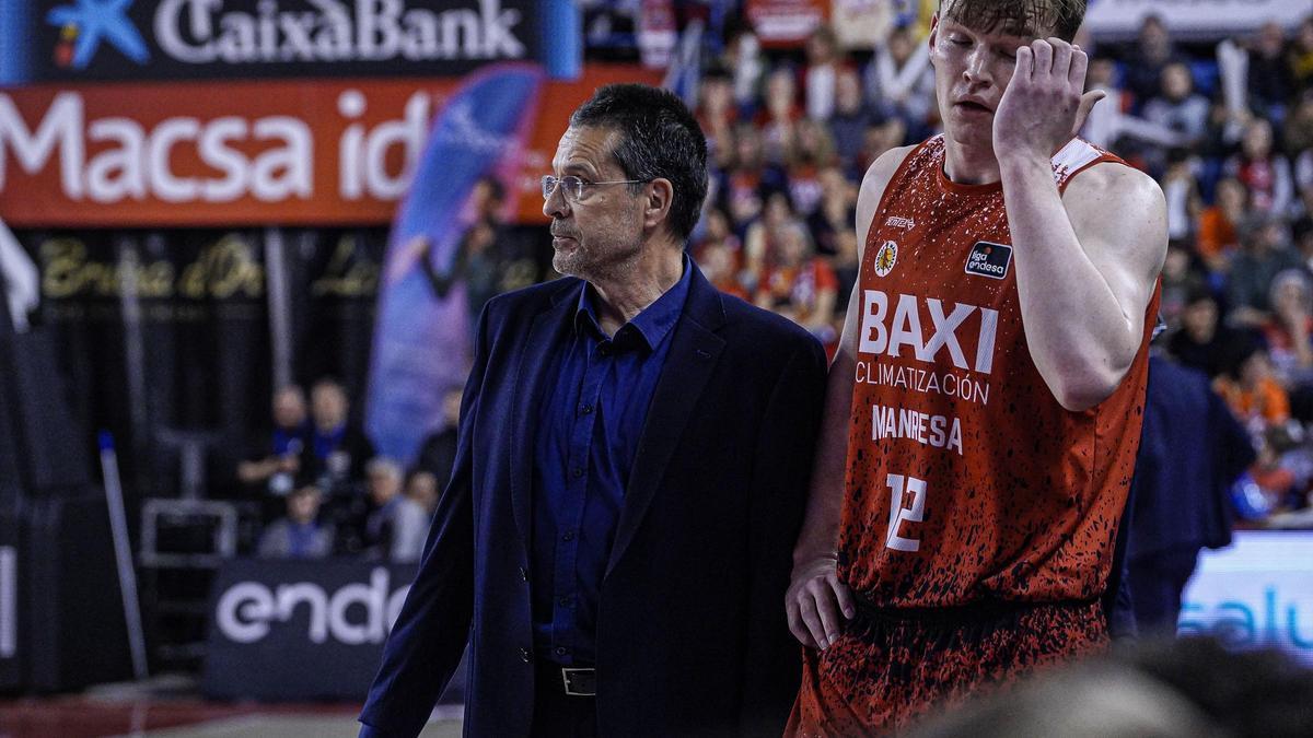 Pedro Martínez, amb Marcis Steinbergs en un moment del partit contra el Barça