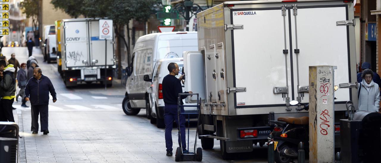 En la calle Espoz y Mina de Zaragoza se amontonan las furgonetas de reparto.