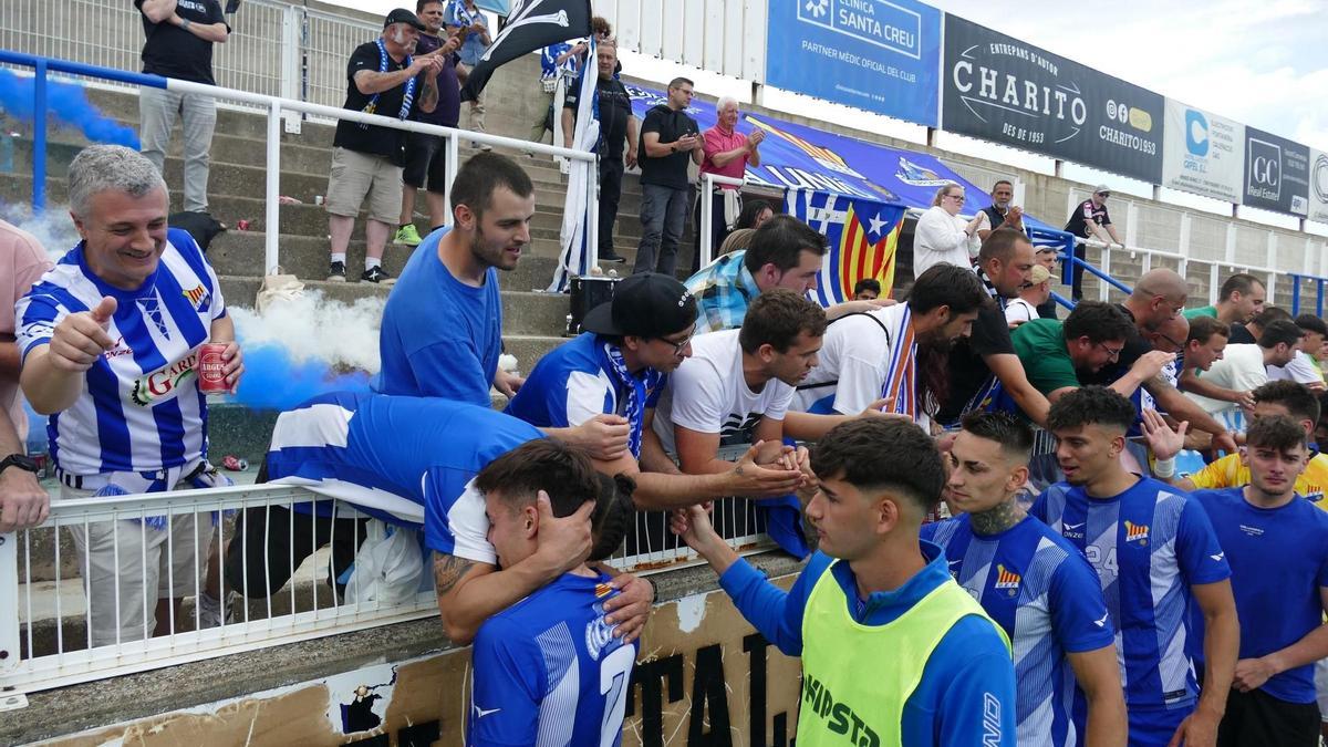 L'afició consola els jugadors del Figueres després de l'ascens frustrat contra l'Atlètic Lleida