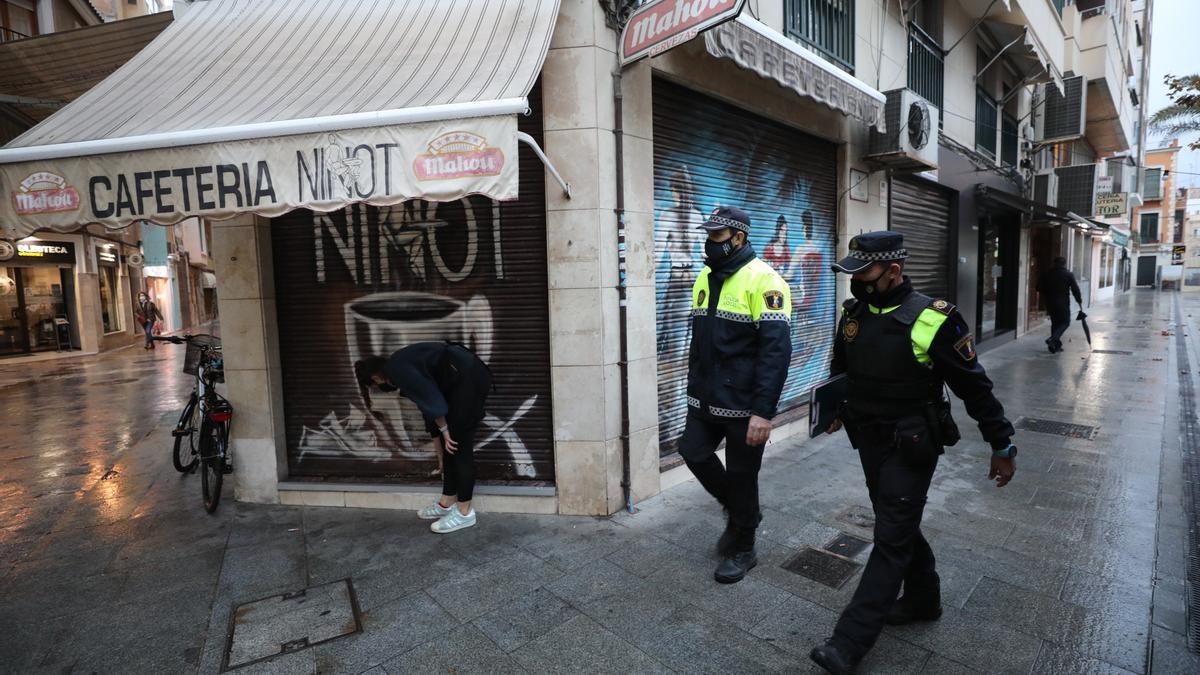 Una patrulla de la Policía Local vigila el cumplimiento del cierre de la hostelería en Elche durante el covid