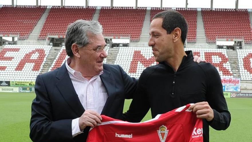 Guillermo Martínez Abarca da la alternativa a José Luis Acciari como técnico del Real Murcia.