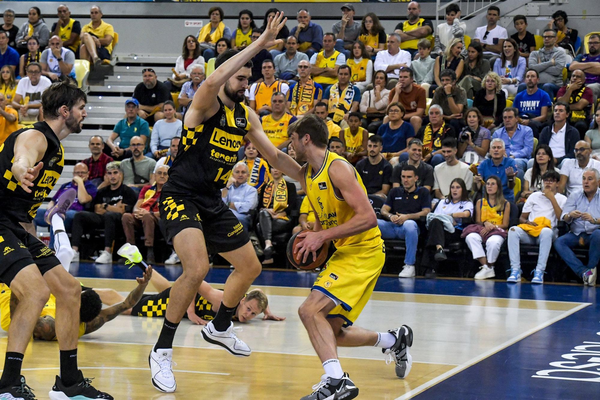 El derbi entre el Dreamland Gran Canaria y el Lenovo Tenerife, en imágenes