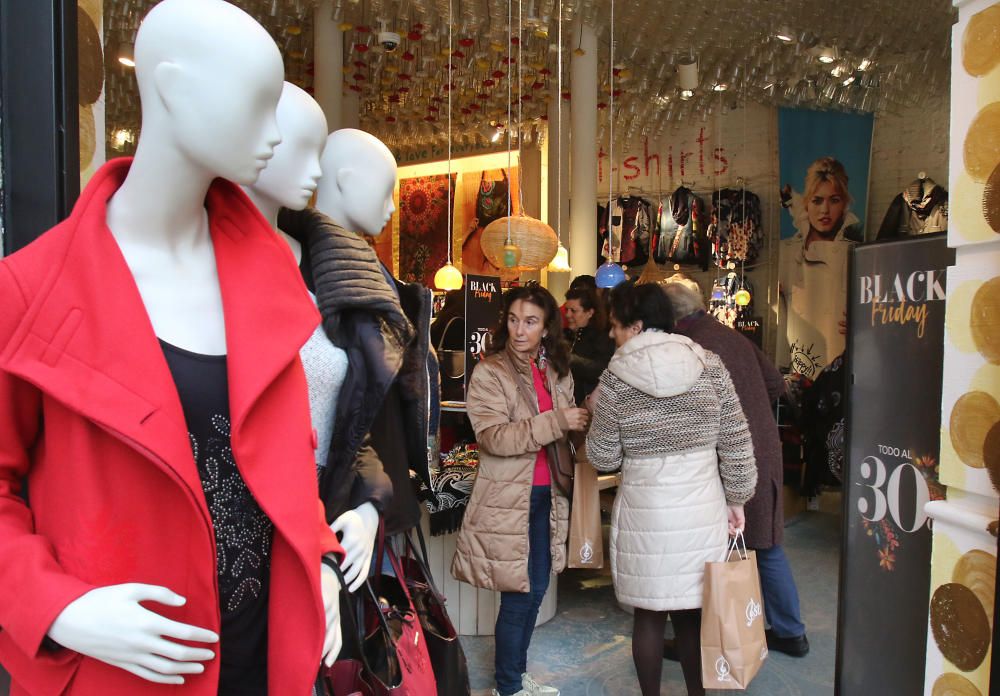 Mucha actividad en los comercios de Málaga en el primer día de compras con descuentos extraordinarios