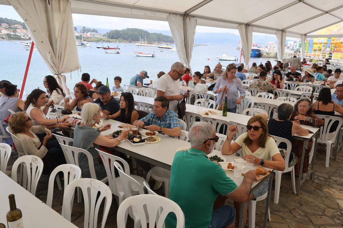 Asistentes a la fiesta de la navaja de A Illa.
