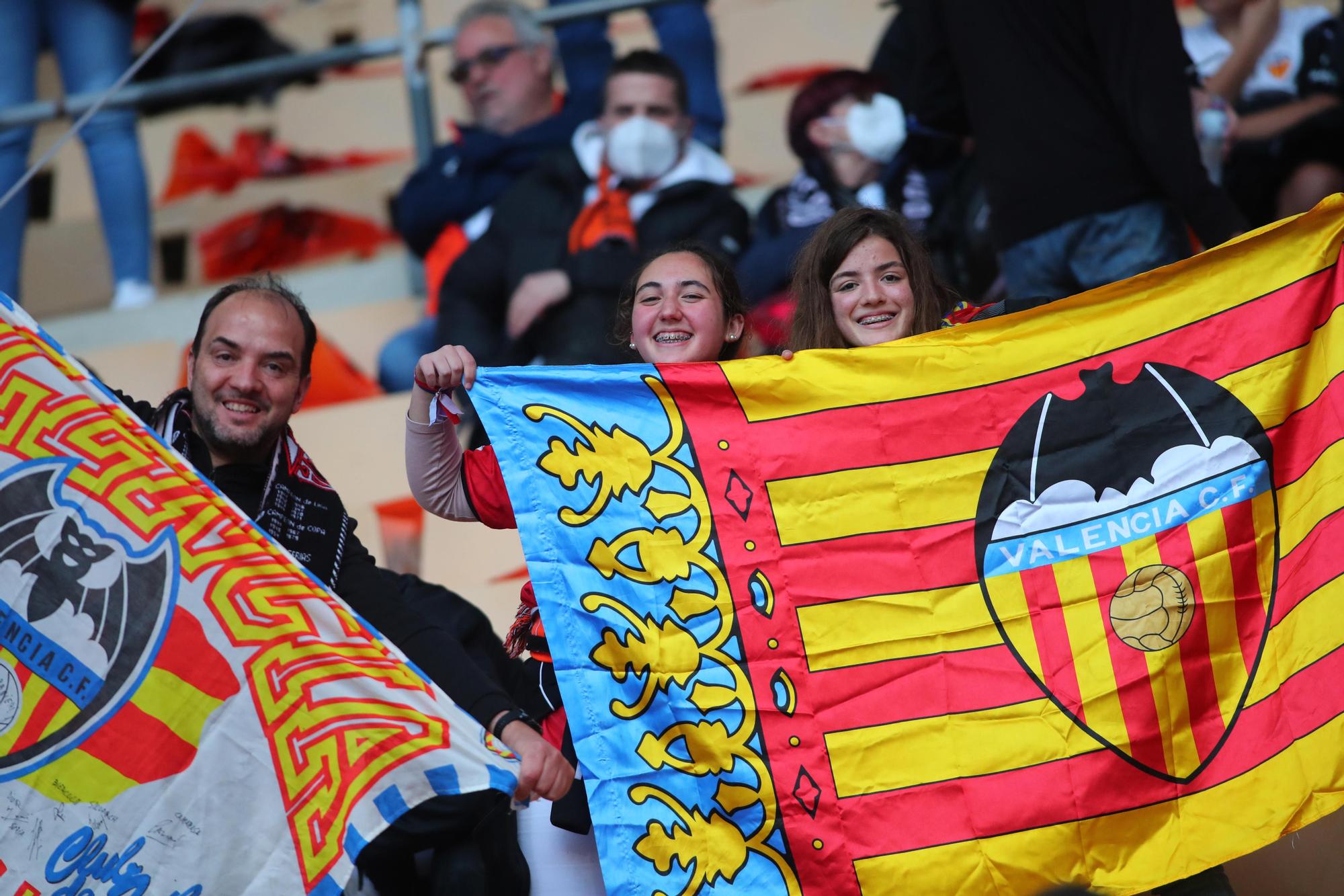 La afición valencianista llena de color el estadio de La cartuja