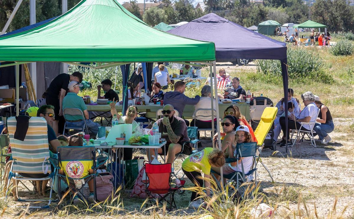 Familias disfrutando del almuerzo en zonas de campo junto a Santa Faz.