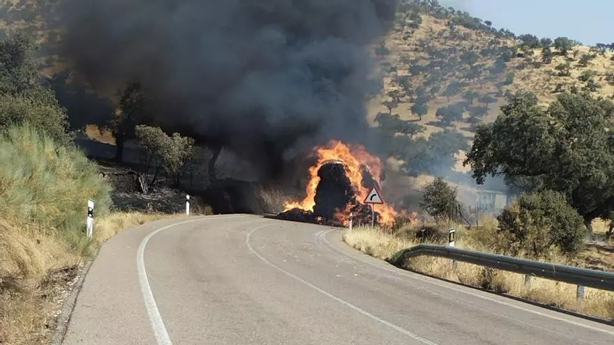 EN VÍDEO | Un camión provoca un incendio de nivel 1 en Llerena (Badajoz)