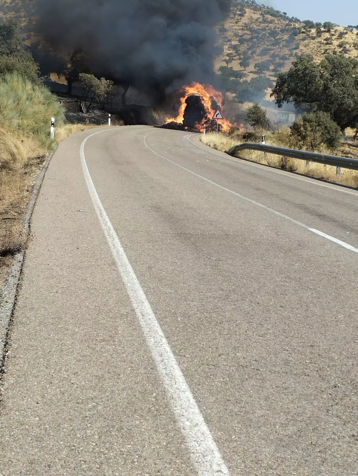 EN VÍDEO | Un camión provoca un incendio de nivel 1 en Llerena (Badajoz)