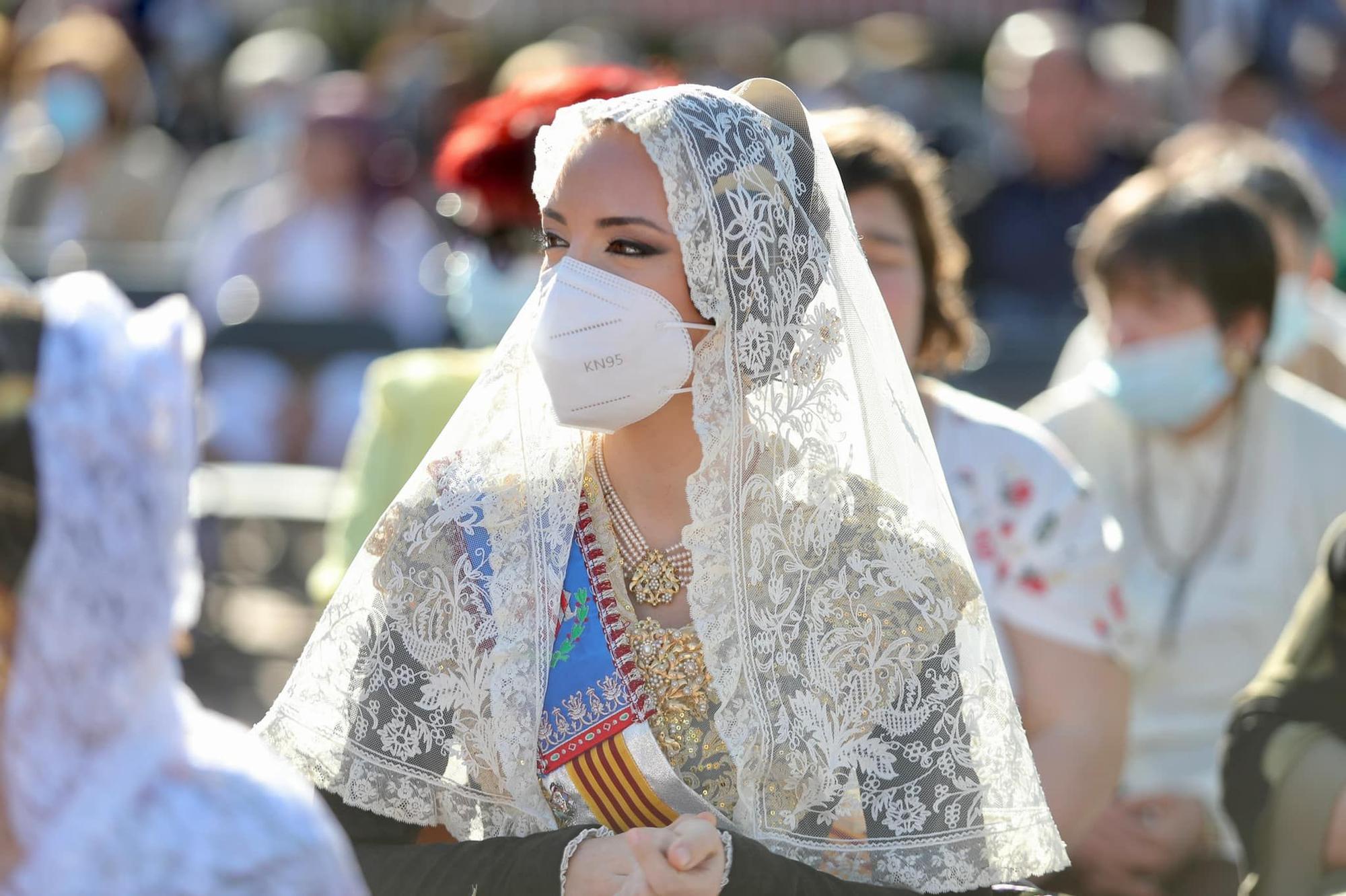 Carmen y la corte recuperan las mascarillas por prudencia sanitaria en el Cottolengo