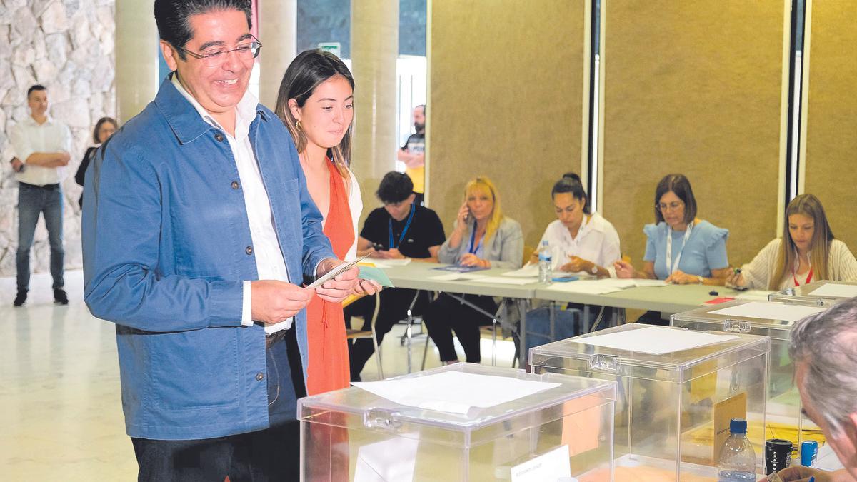 Pedro Martín, presidente del Cabildo de Tenerife y ganador de las elecciones este domingo, en el momento de depositar su voto en Guía de Isora junto a su hija que votaba por primera vez.