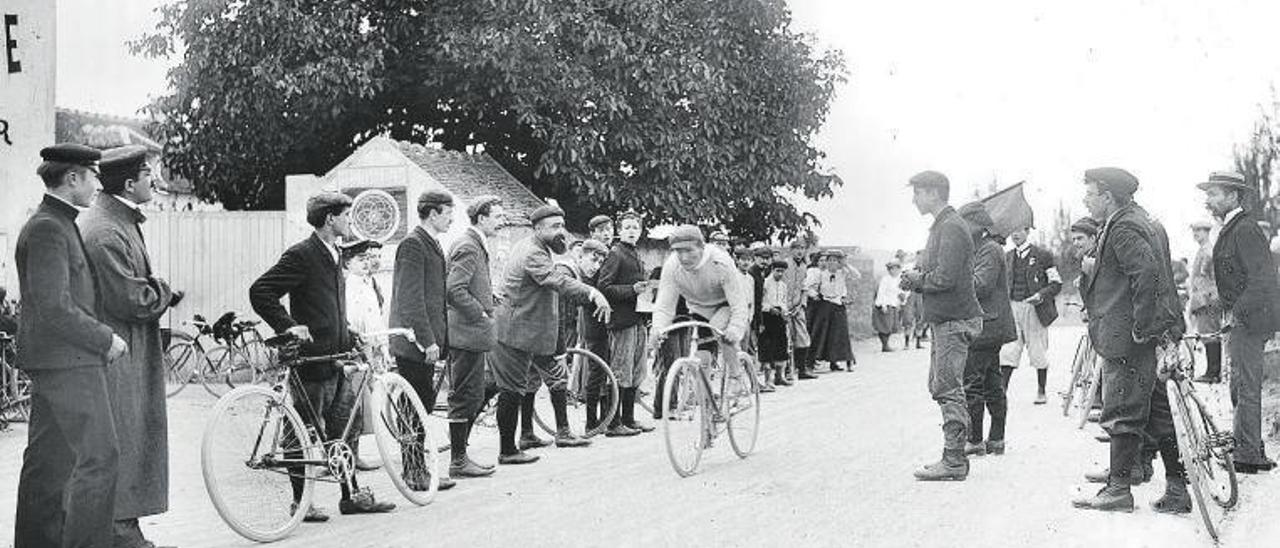 El ganador de la carrera 8 Louis Trousseilier (1881-1939), durante la última etapa, camino de París, del Tour de 1905.