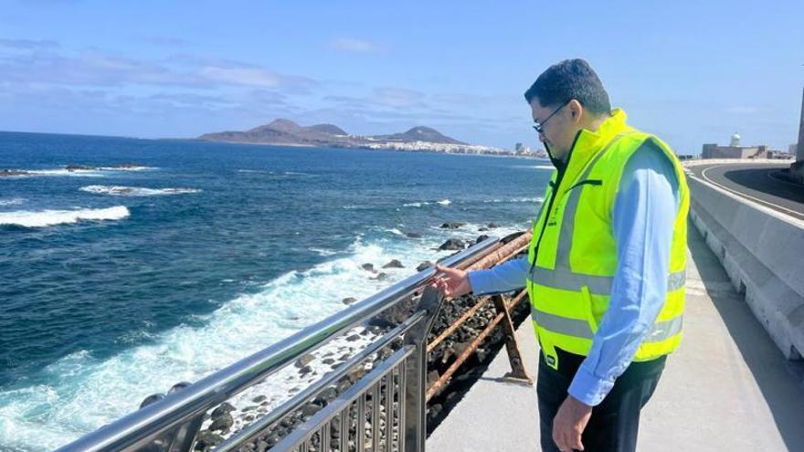 El consejero de Obras Públicas y vicepresidente del Cabildo, Miguel Ángel Pérez, supervisa los trabajos.  | | LP/DLP