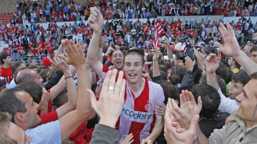 Albert Serra celebra l&#039;ascens a Segona A aconseguit a Montilivi contra el Ceuta el curs 2007-08