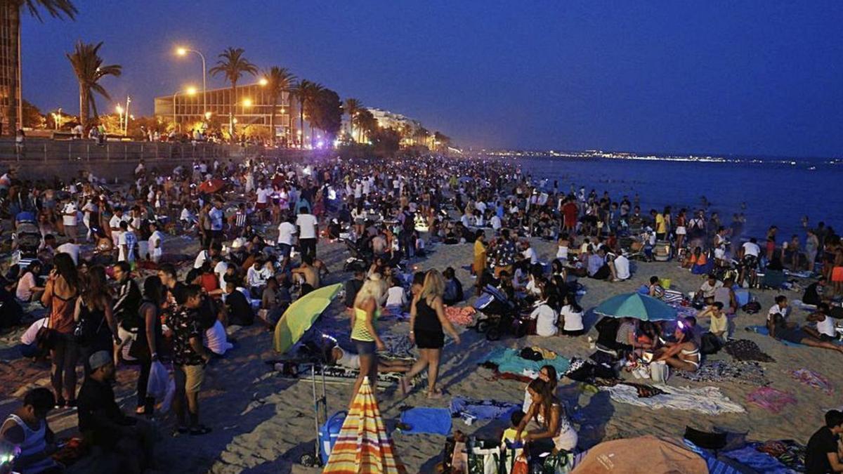 Antes de la pandemia la Nit de Sant Joan reunía a miles de personas en las playas de la ciudad.