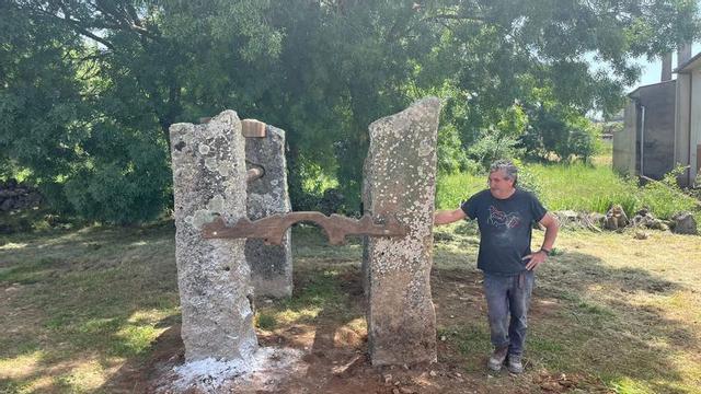 Pedro Martín, encargado de la restauración, posa junto a uno de los potros de herrar de la zona. | CH. S.