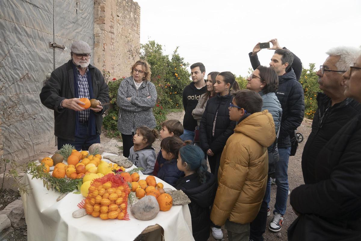 Antonio Navarro y la concejal María Martínez, durante la primer edición de la ruta Flor de Taronger.