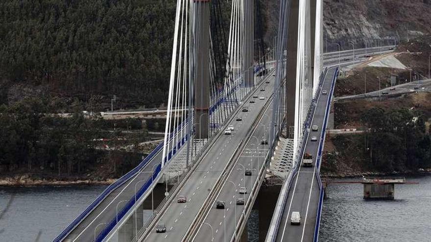 Perspectiva de los dos nuevos carriles del puente de Rande ya en funcionamiento y con vehículos circulando en sentido O Morrazo tras su apertura al tráfico ayer al mediodía. / J.Lores