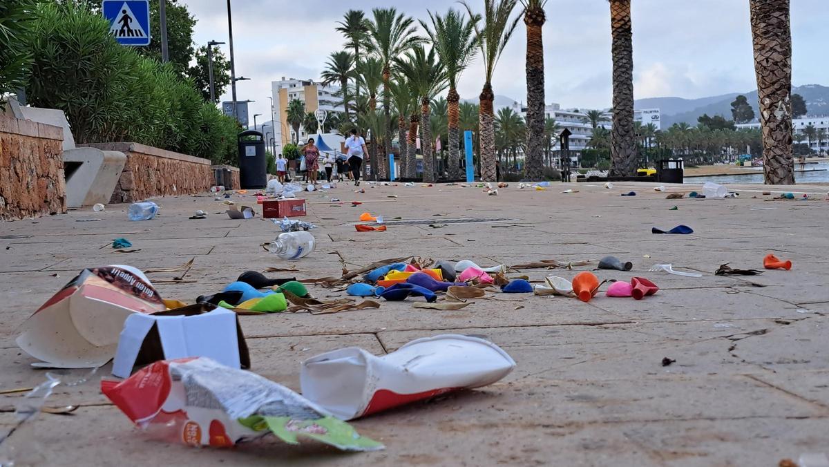 Galería de imágenes de la suciedad en el la playa de s'Arenal de Sant Antoni a primera hora de la mañana Galería de imágenes de la suciedad en el la playa de s'Arenal de Sant Antoni a primera hora de la mañana
