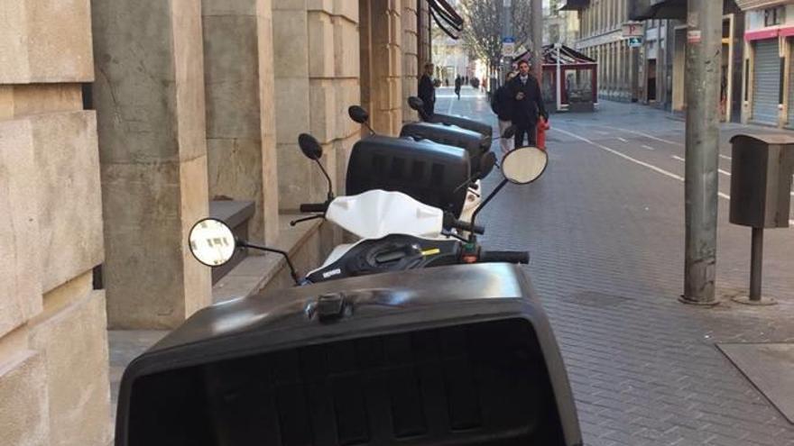 Las motos invaden la acera de Marie Curie