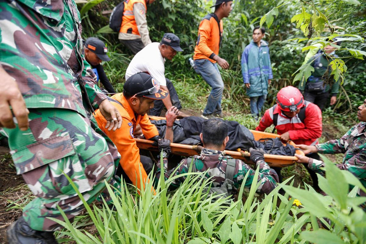 Búsqueda contrarreloj de 12 alpinistas desaparecidos tras la erupción del volcán Marapi, en Indonesia