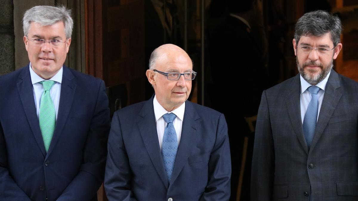 El ministro de Hacienda junto a los secretarios de Estado de Presupuestos y de Hacienda, esta mañana.