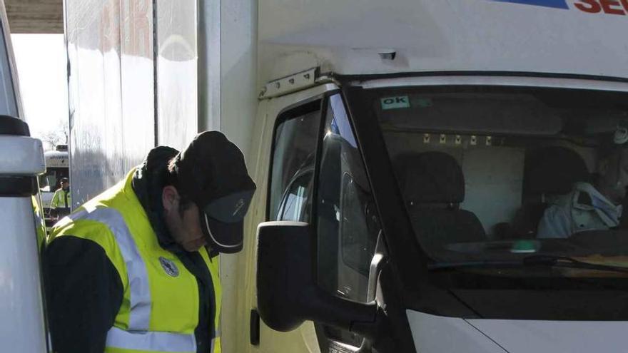 Un guardia civil controla un camión en una campaña especial. Foto L. O. Z.