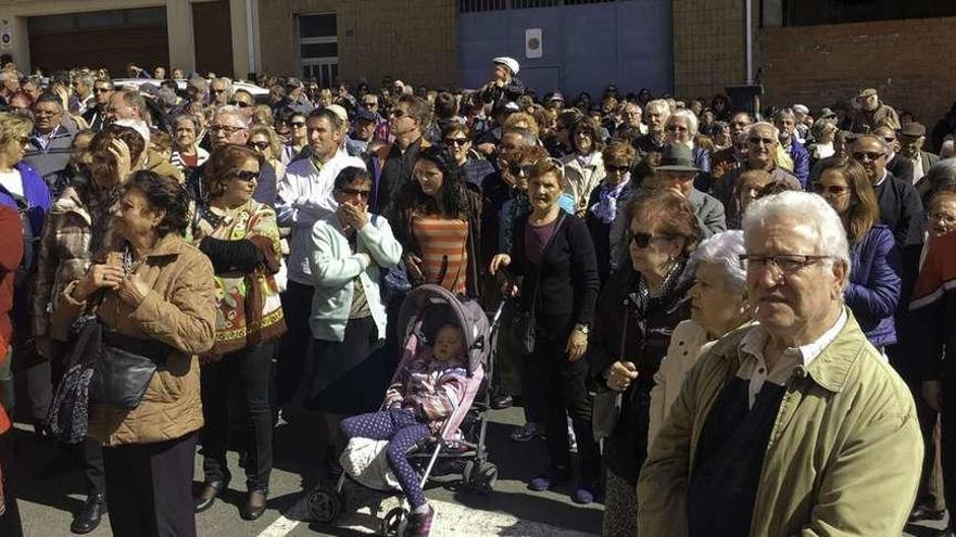 Parte del público que participó ayer en la séptima jornada de protesta sanitaria en la Cuesta del Hospital.