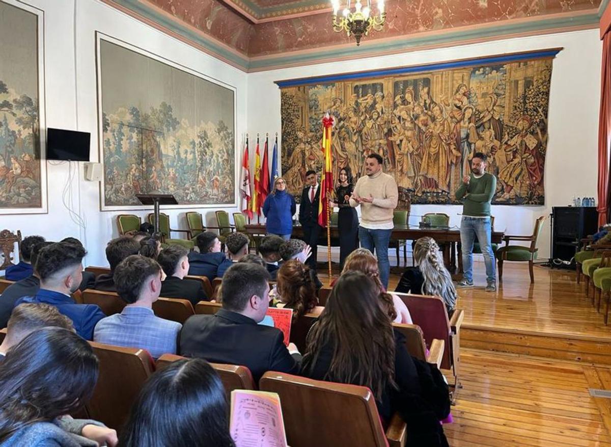 El alcalde recibe a los quintos en las dependencias del Ayuntamiento, a la derecha, un momento durante la misa. | Cedida y M.J.C.