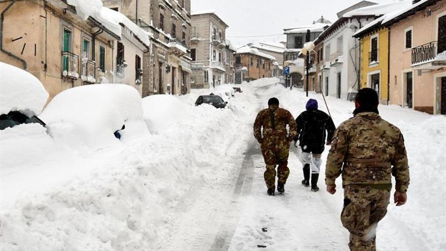 Los equipos de rescate recuperan el primer cadáver del hotel italiano sepultado por la nieve