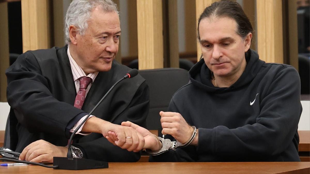 El autor del crimen con su abogado de oficio, durante la vista