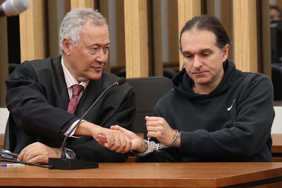 El autor del crimen con su abogado de oficio, durante la vista