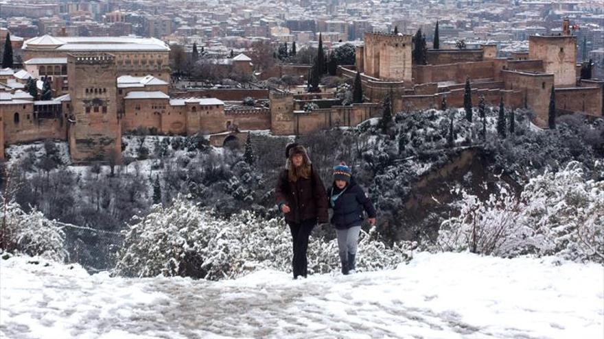 Nieva sobre la Alhambra de Granada