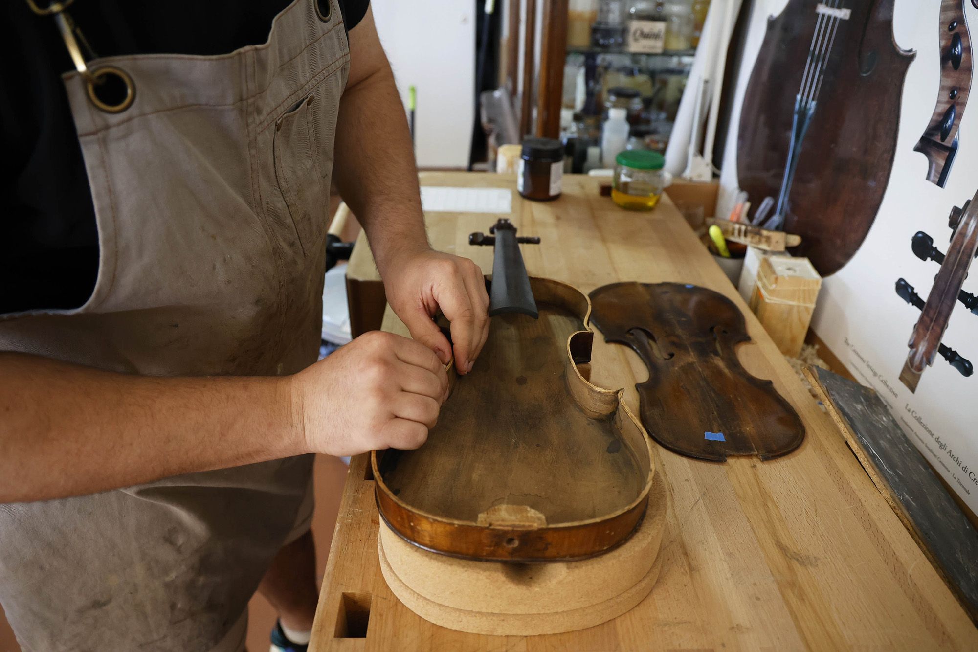 Anxo se dedica a construir, reparar y mantener violines, violas y violonchelos en su taller vigués