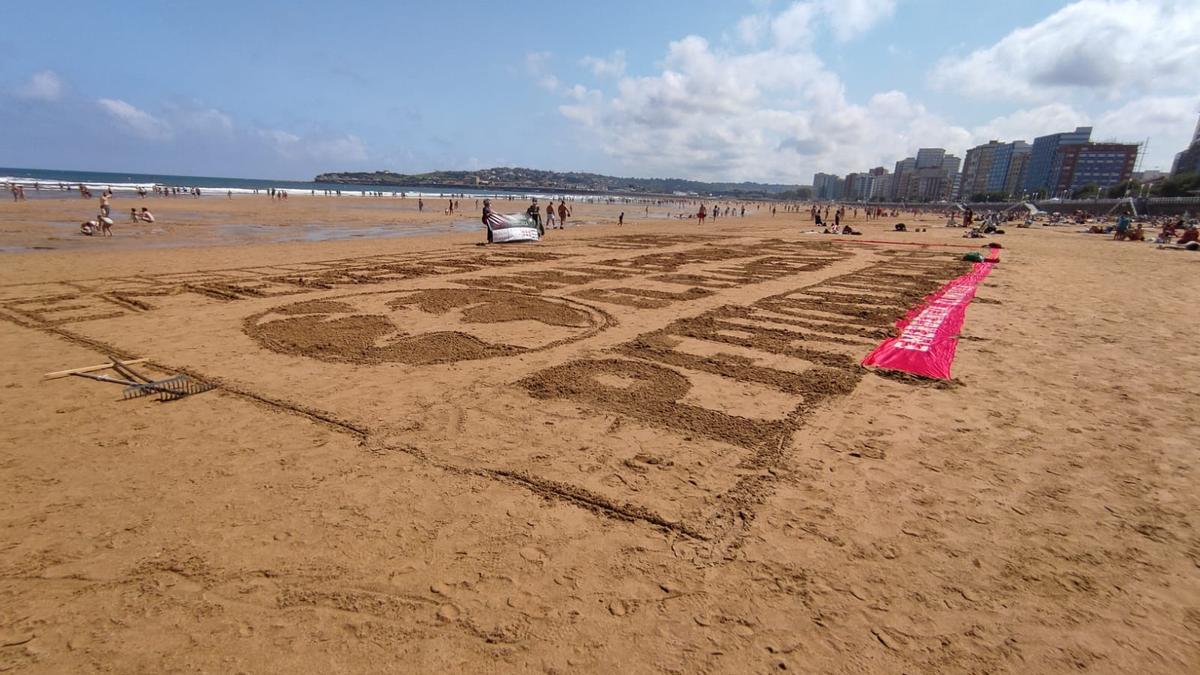 El mensaje escrito en la arena de San Lorenzo.