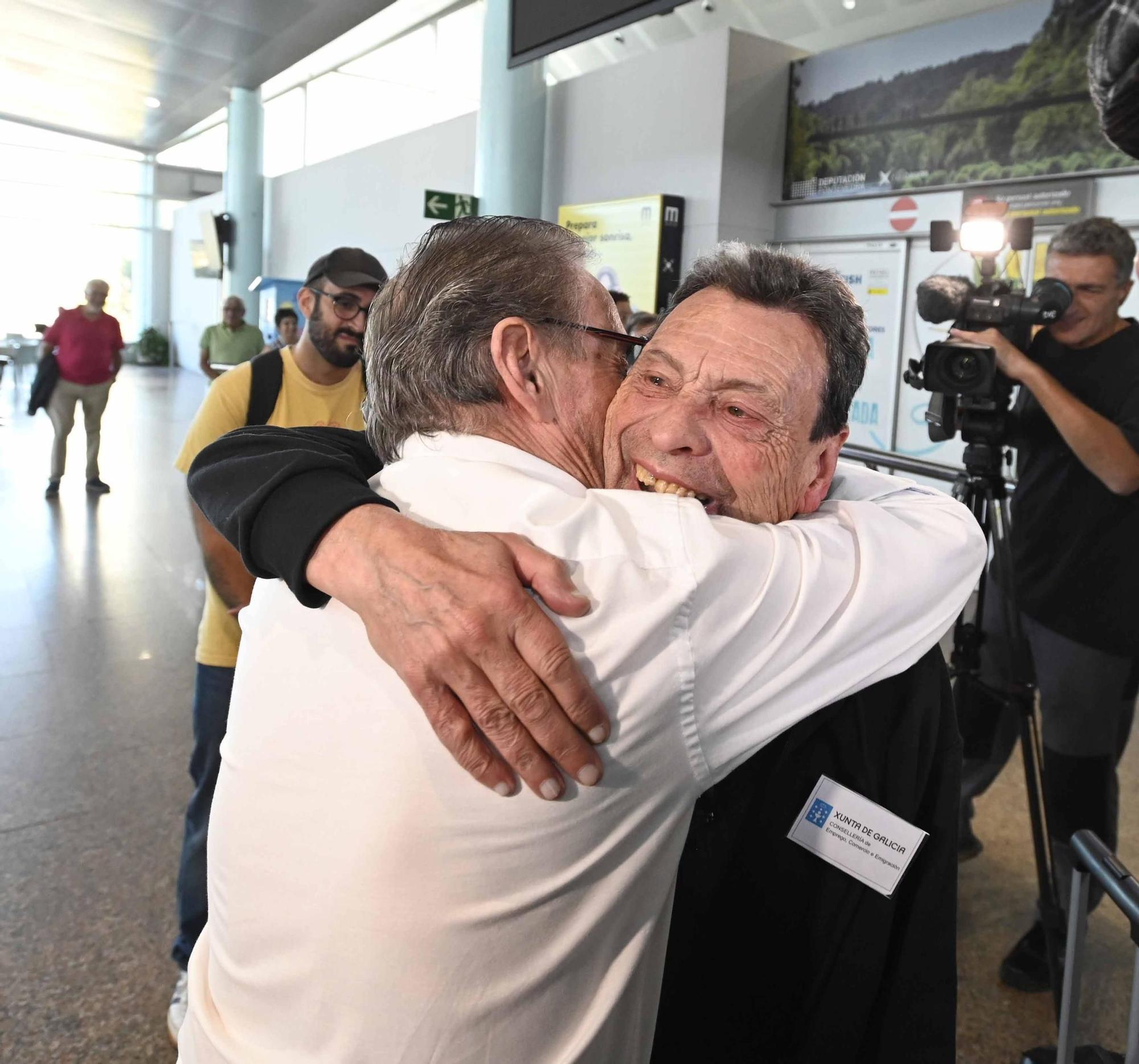 El centenario Gonzalo Nodal, entre los 200 emigrantes gallegos que vuelven a la tierra que les vio nacer