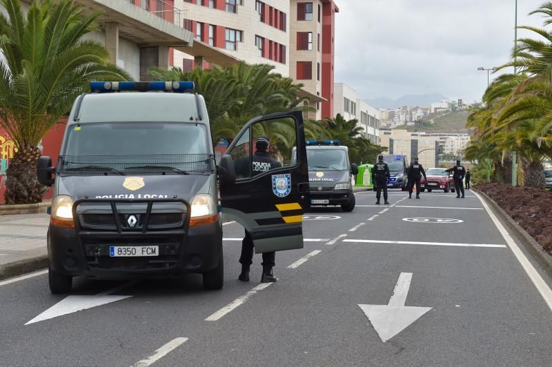 24-03-2020 LAS PALMAS DE GRAN CANARIA. La Policía Local realiza controles por la cuarentena del Covid-19. Fotógrafo: ANDRES CRUZ  | 24/03/2020 | Fotógrafo: Andrés Cruz