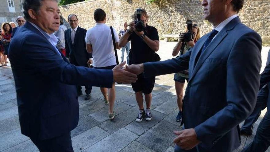 Lores y Feijóo se saludan antes de firmar el pacto de Montecelo. // GS