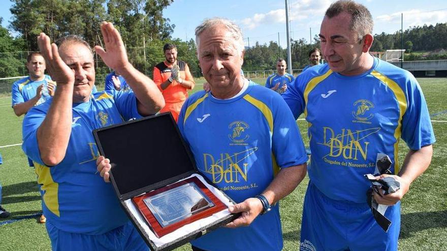 Francisco Trigo recibiendo un placa de sus jugadores antes de la final de copa ganada en Moraña en 2018-