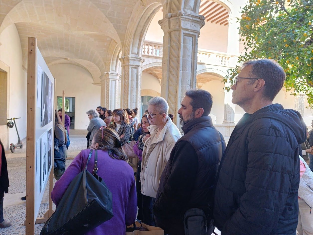 Esta mañana se ha presentado la exposición  '25N, 25 Dones' en Manacor.
