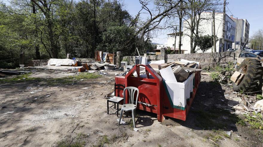 Los terrenos del antiguo asentamiento, con algunos enseres pendientes de ser retirados.