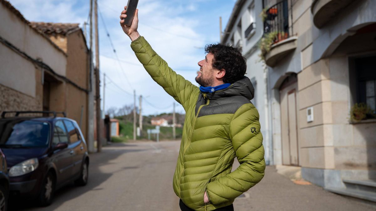 Un vecino de Santa Clara de Avedillo intenta conectarse a la red de telefonía móvil.