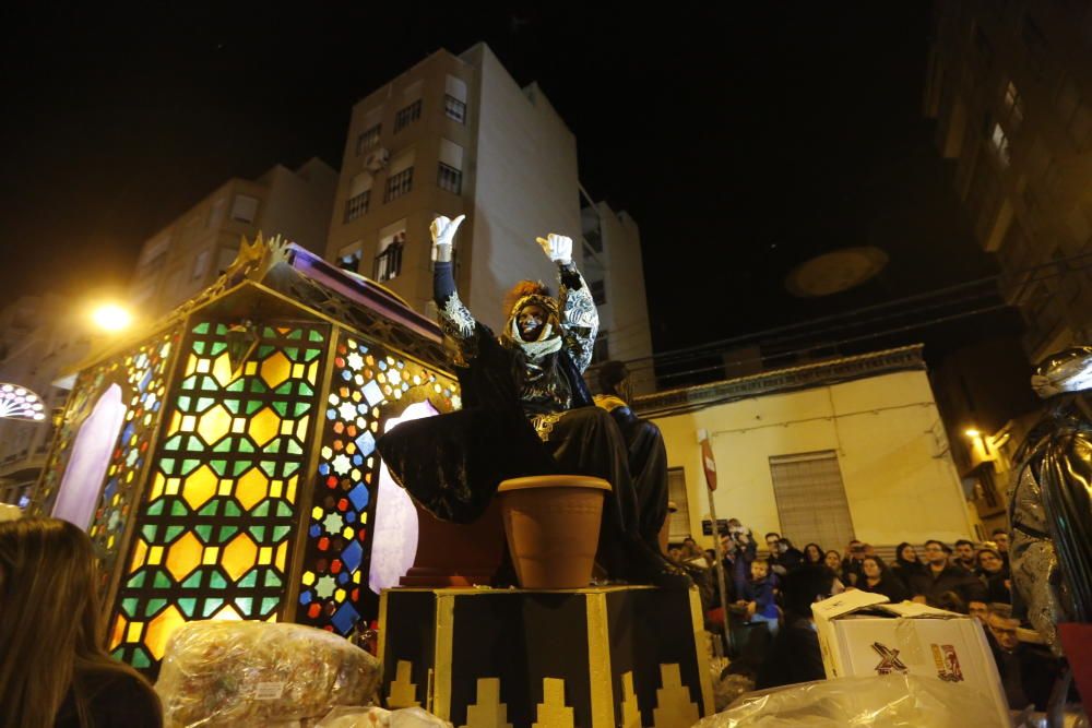 La cabalgata de los Reyes Magos en Elche ha recorrido el centro de la ciudad con 13 carrozas y más de 600 personas