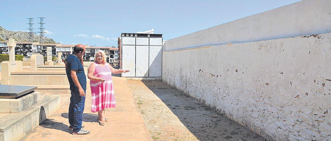 La alcaldesa de la localidad, Araceli de Moya, en una visita reciente al cementerio municipal para comprobar el espacio.