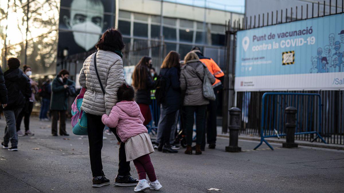 Una madre junto a su hija frente al centro de vacunación de Fira de Barcelona.